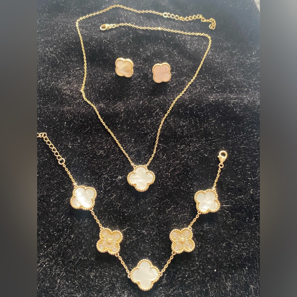 SOLD!!! 💯 3 Pieces Four Leaf Lucky Clover Jewelry Set, Pendant